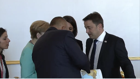 Преди началото на разговорите, премиерът Борисов разговаря с канцлера Меркел